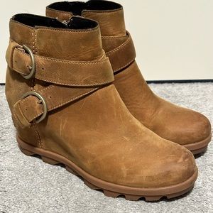 Sorel Women's Joan of Arctic Wedge II Buckle Boot - Light Rain - Waterproof.